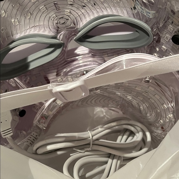 Evertone Omniglow LED Face and Neck Mask - Picture 7 of 17